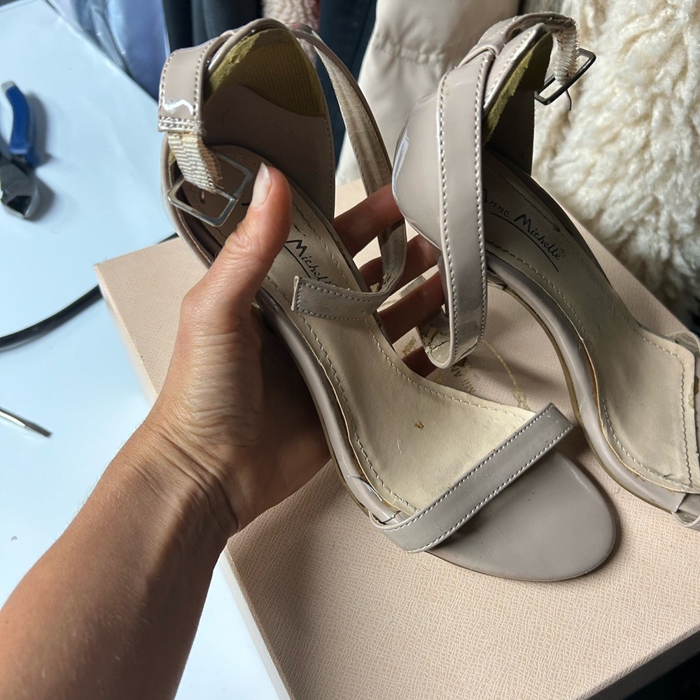Nude Anne Michelle heels. Size 7. Padding placed in pack can be removed